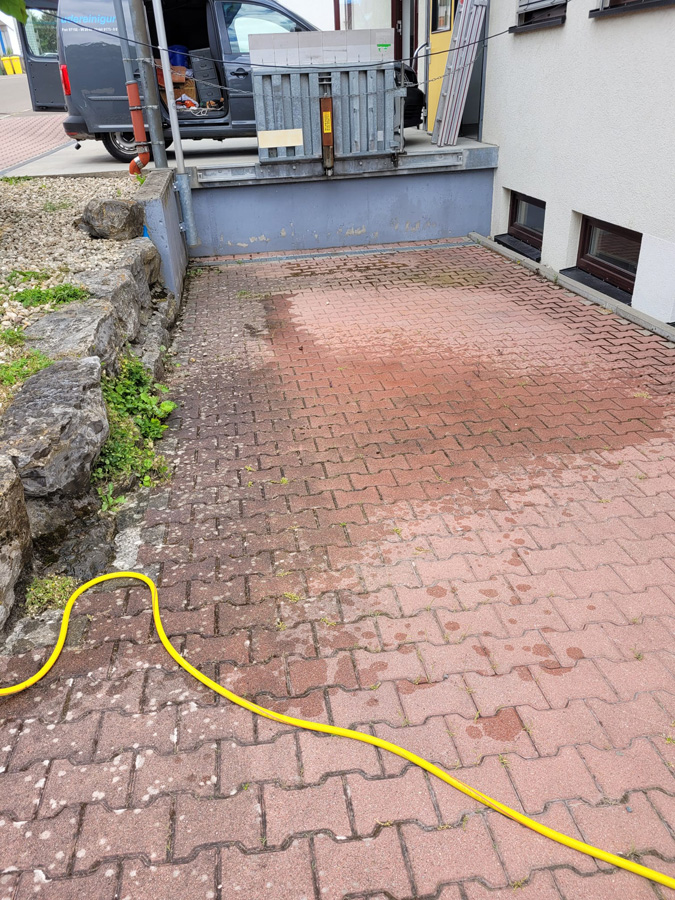 Reinigung Einfahrt Ihres Firmengelände