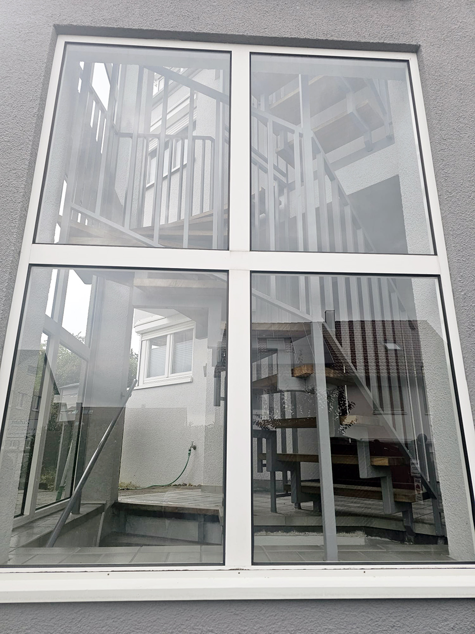 verglastes Treppenhaus VOR der Reinigung