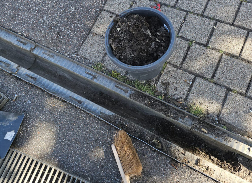 Saubere Rinne, trockene Garage: Warum die Reinigung der Abflussrinne vor Ihrer Einfahrt so wichtig ist, Foto E&S Glas- & Gebäudereinigung
