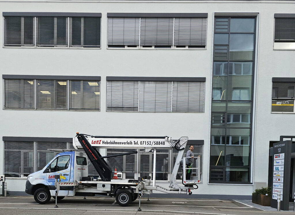 Lamellen-Jalousien Reinigung - wir sind Ihr Partner! Foto E&S Glas- und Gebäudereinigung