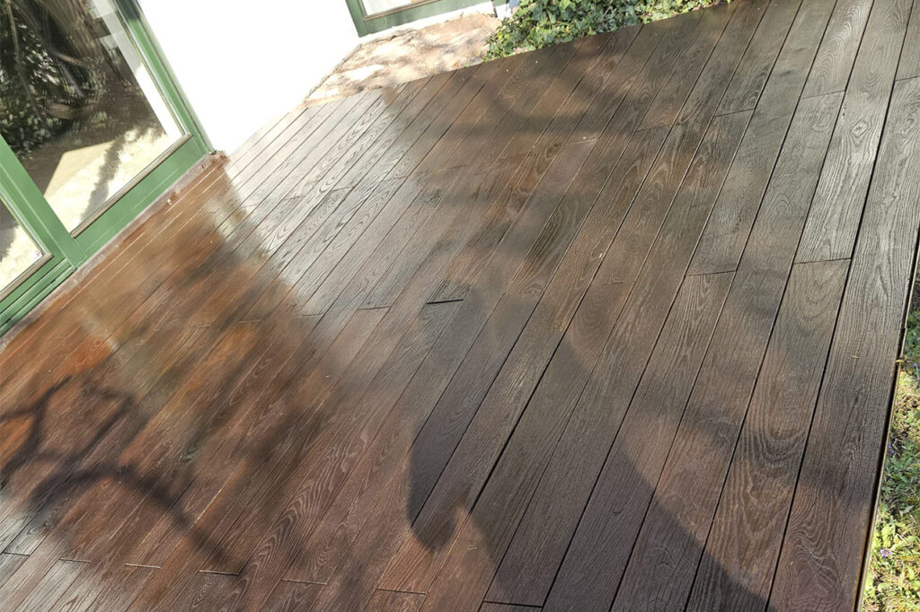Frisch gereinigt, lange genossen: Warum Sie Ihre Holzterrasse professionell reinigen lassen sollten